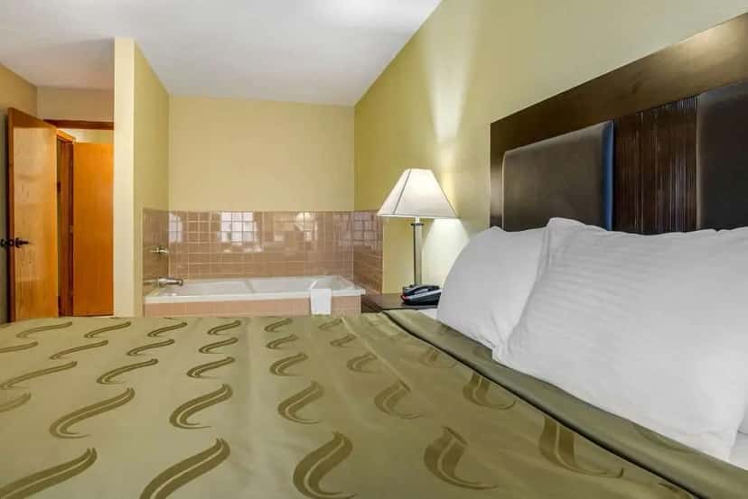 In-room hot tub at Quality Inn Bloomington Near University in Bloomington, IN