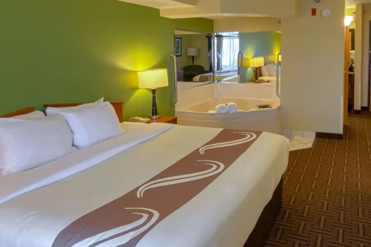 Hotels in Bolingbrook with a jacuzzi in the room