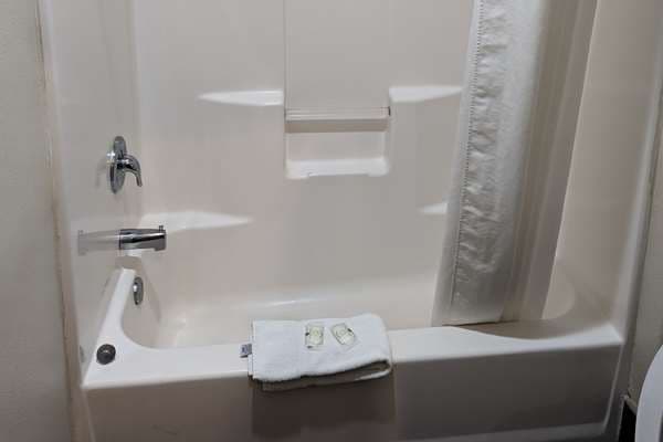 Jetted bathtub