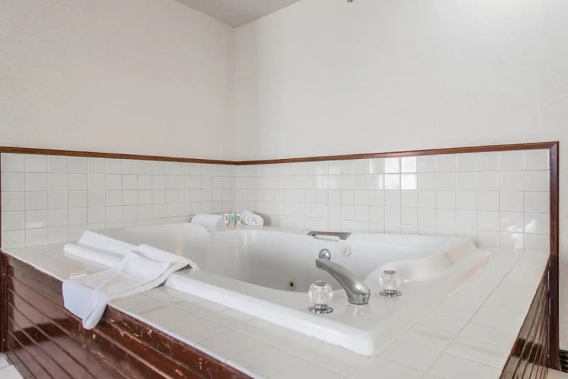 Hotels with jacuzzi in room in Westminster