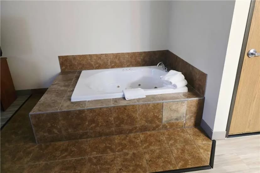 Hotels with jacuzzi in room in Durand