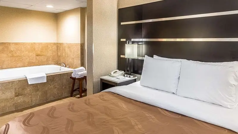 Hotels with jacuzzi in room in East Stroudsburg