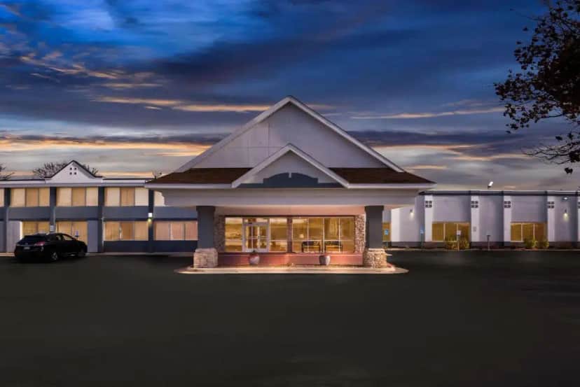 a building with a car parked in front of it at Quality Inn Fort Dodge in Fort Dodge