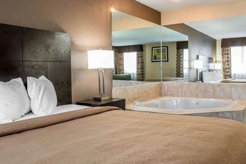 Hotels with jacuzzi in room in Byron Township