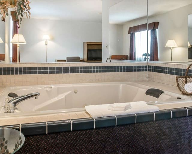 Jetted bathtub