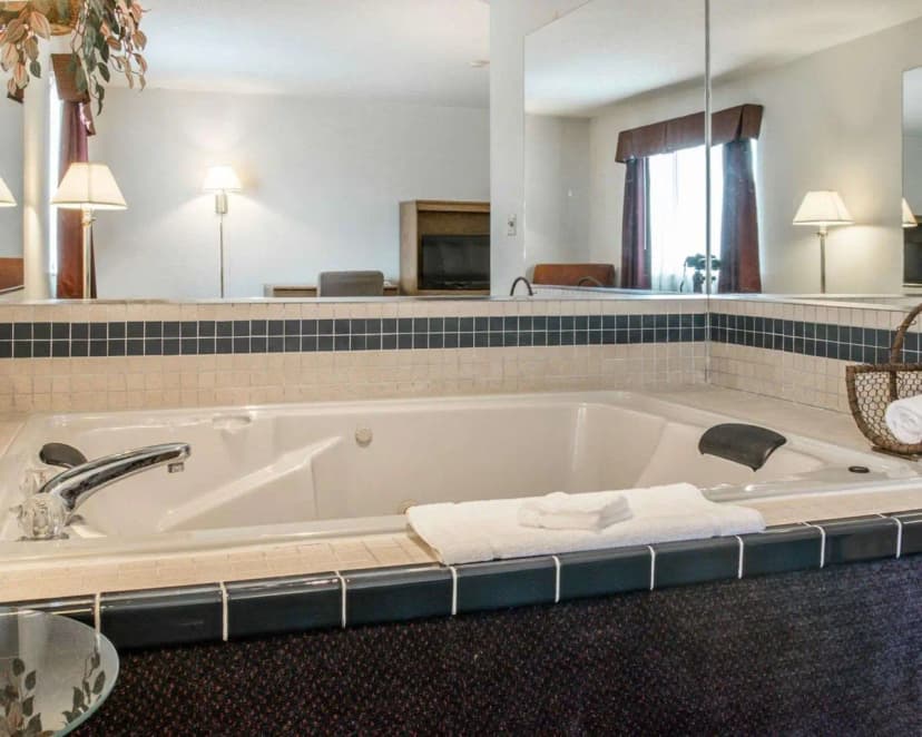 Hotels with jacuzzi in room in Hudsonville