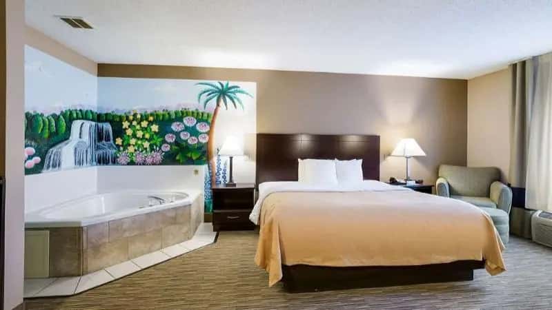In-room hot tub at Quality Inn I-70 Near Kansas Speedway in Kansas City, KS
