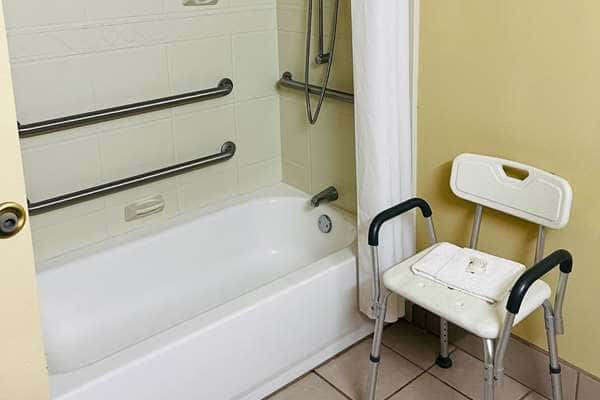 Deep soaking bathtub