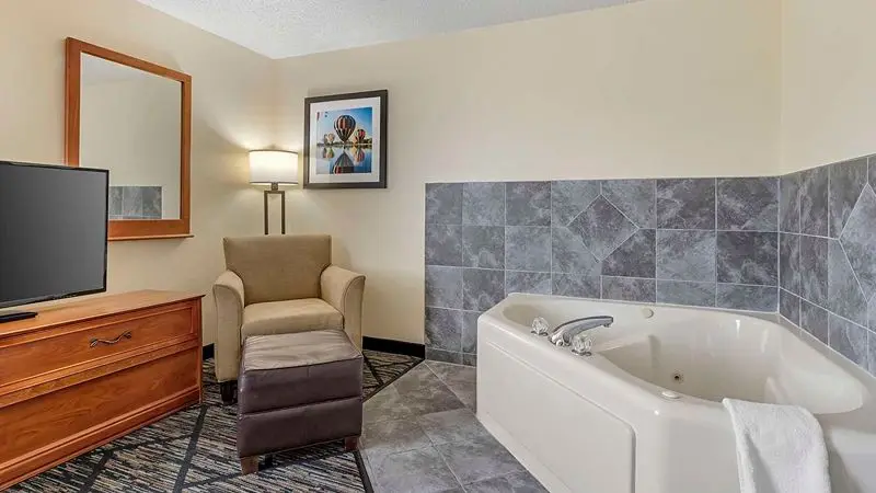 Hotels with jacuzzi in room in Indianola
