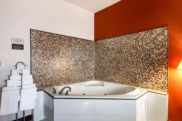 Jetted bathtub