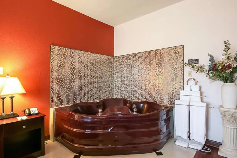 Hotels with jacuzzi in room in Kingsville