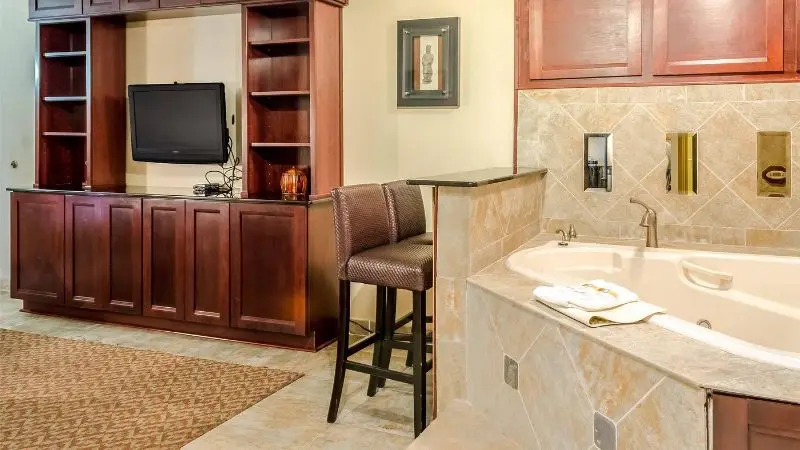 Hotels with jacuzzi in room in Moss Point