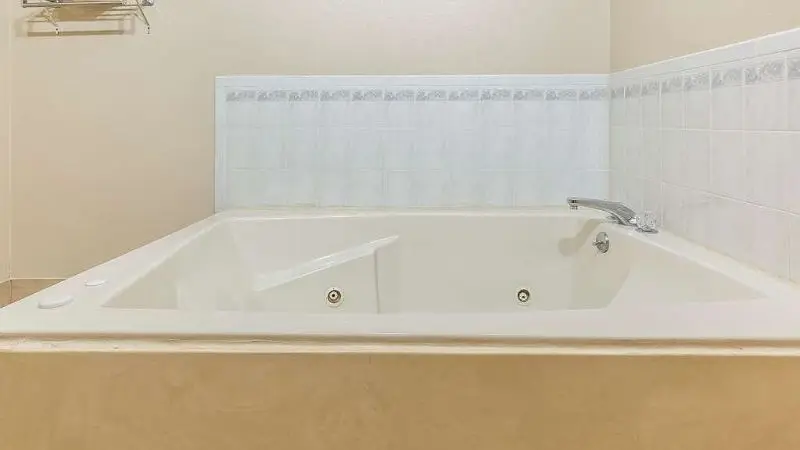 In-room hot tub at Quality Inn Mount Vernon, Il in Mount Vernon, IL