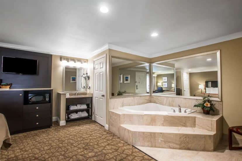 Deep soaking bathtub at Quality Inn Near Downey Studios