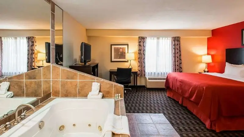 Hotels with jacuzzi in room in Woodbridge