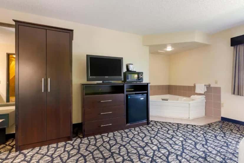 In-room hot tub at Quality Inn Oskhosh in Oshkosh, WI