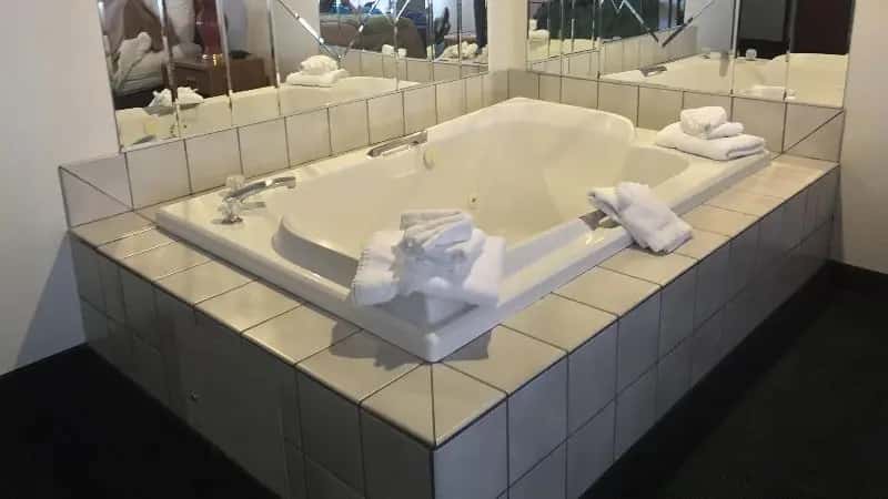In-room hot tub at Quality Inn Ozark-Springfield South in Ozark, MO