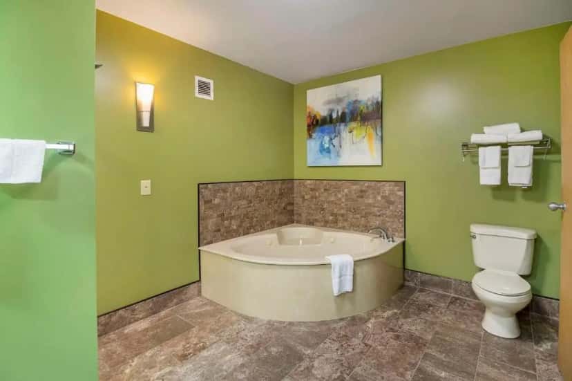 In-room jacuzzi tub at Quality Inn in Paris, TN