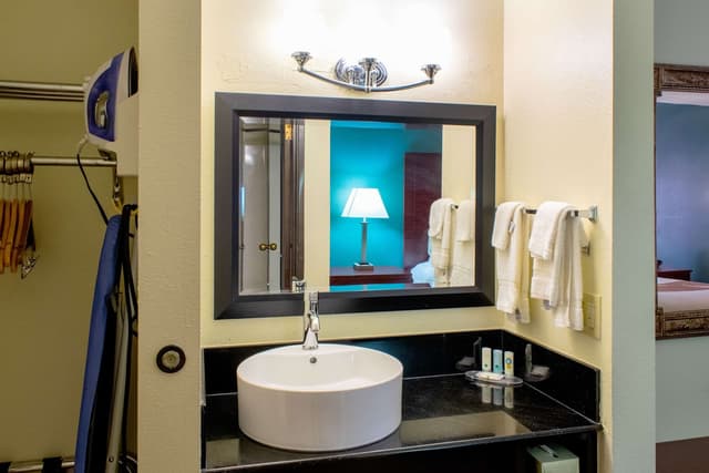 Deep soaking bathtub