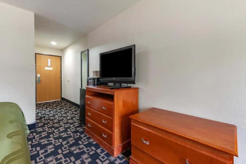 In-room hot tub at Quality Inn Redgranite in Wautoma, WI