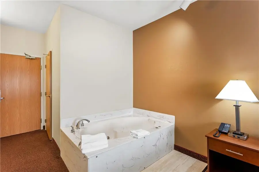 Hotels with jacuzzi in room in Sawyer