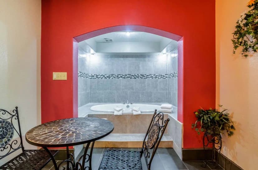 Hotels with jacuzzi in room in Wichita