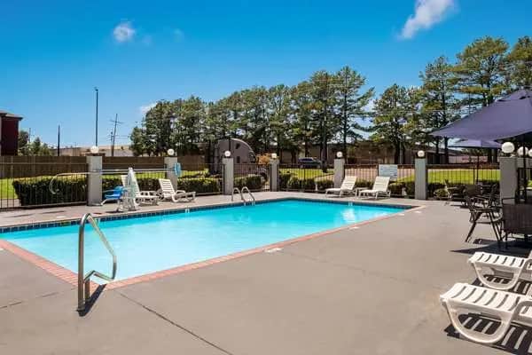 Quality Inn — pool