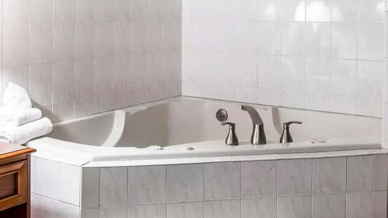In-room hot tub at Quality Inn Southfield in Southfield, MI