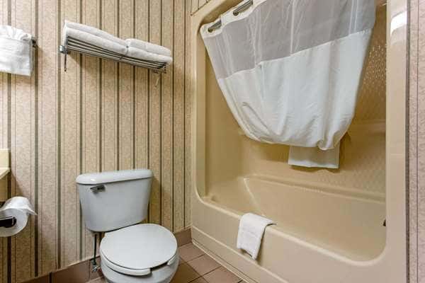 Deep soaking bathtub