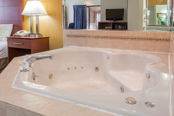 Hotels with jacuzzi in room in Sycamore
