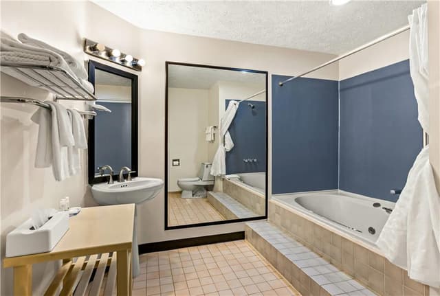 Jetted bathtub