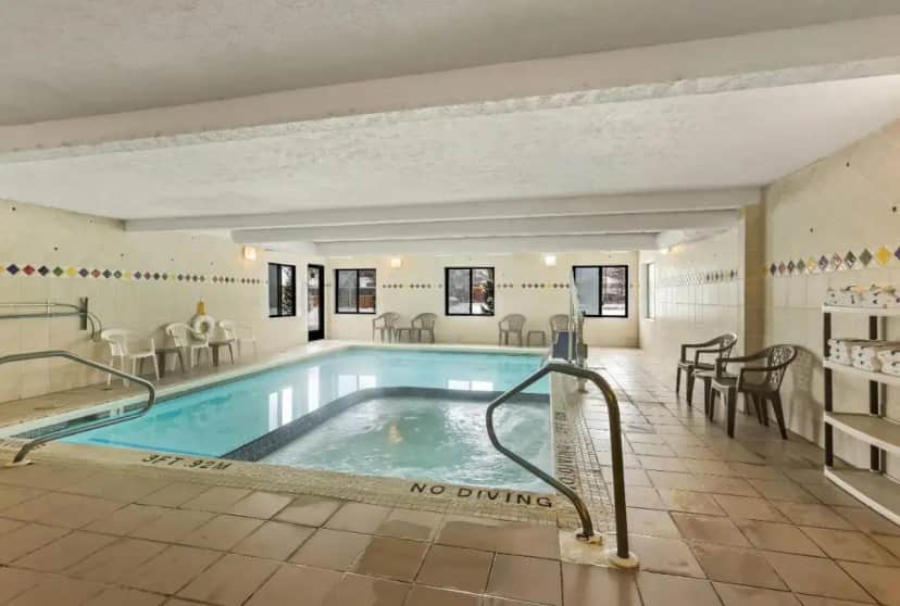 a swimming pool in a building with a no dining room at Quality Inn Traverse City in Traverse City