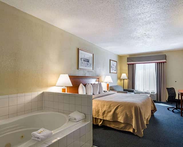 Jetted bathtub at Quality Inn Troutville