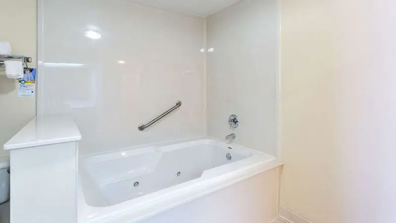 In-room hot tub at Quality Inn Union City US 51 in Union City, TN
