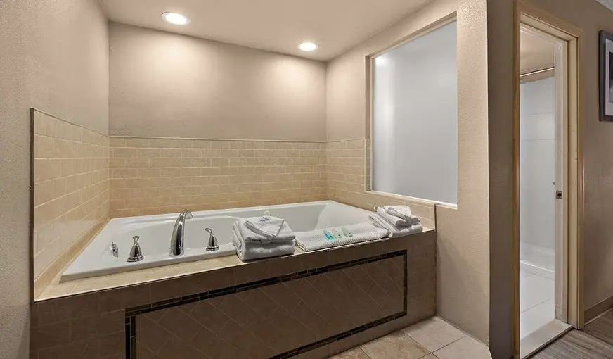 Hotels with jacuzzi in room in Wayne