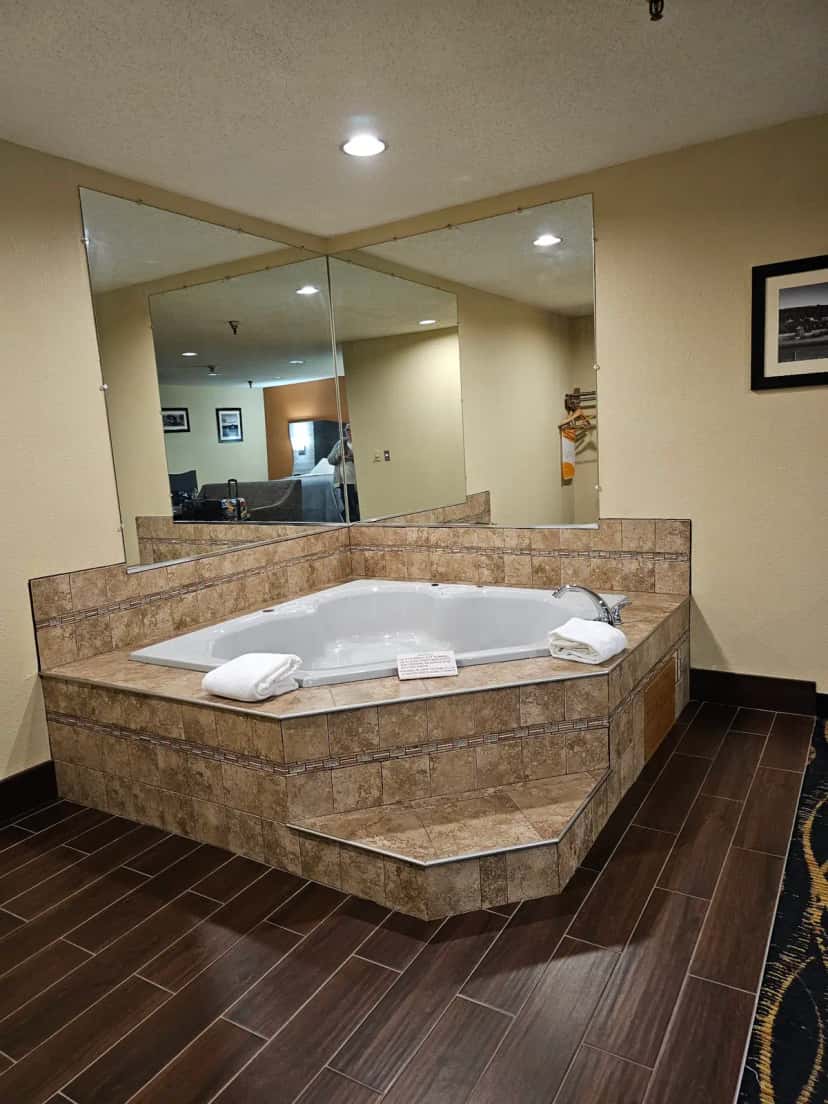 In-room hot tub at Quality Inn in Wooster, OH