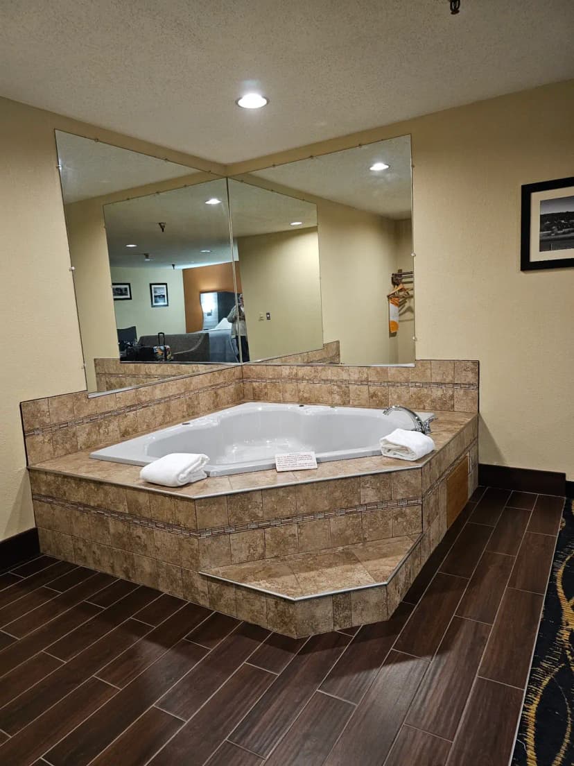 Hotels with jacuzzi in room in Wooster