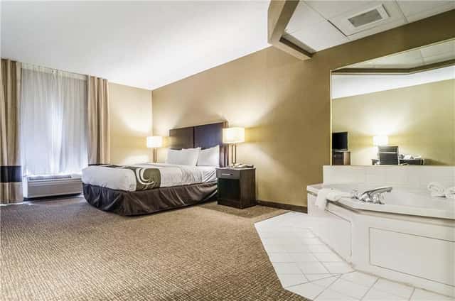 Jetted bathtub