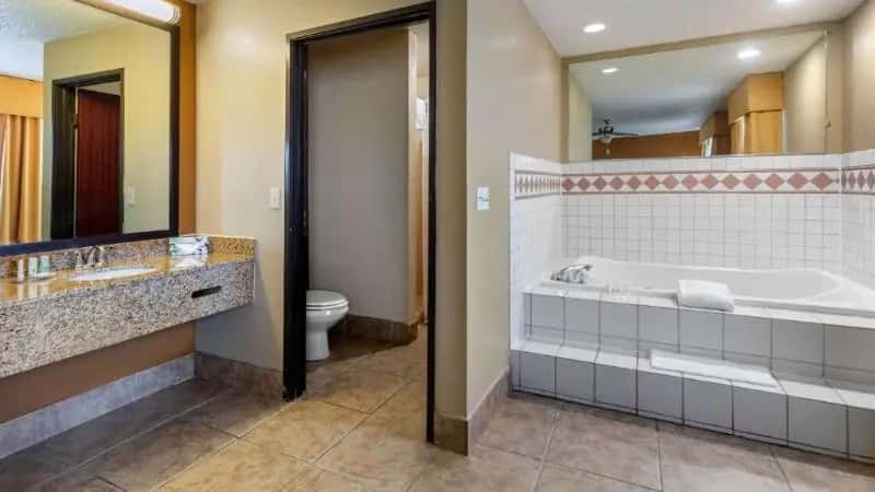 In-room hot tub at Quality Suites Addison-Dallas in Addison, TX