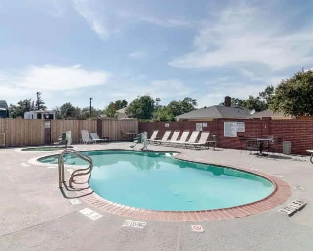 Quality Suites Midland North Loop 250 — guest room