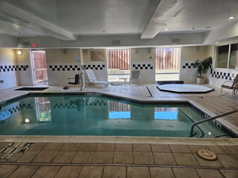 Shared indoor hot tub at Quality Suites Springdale West I-49 in Springdale, AR