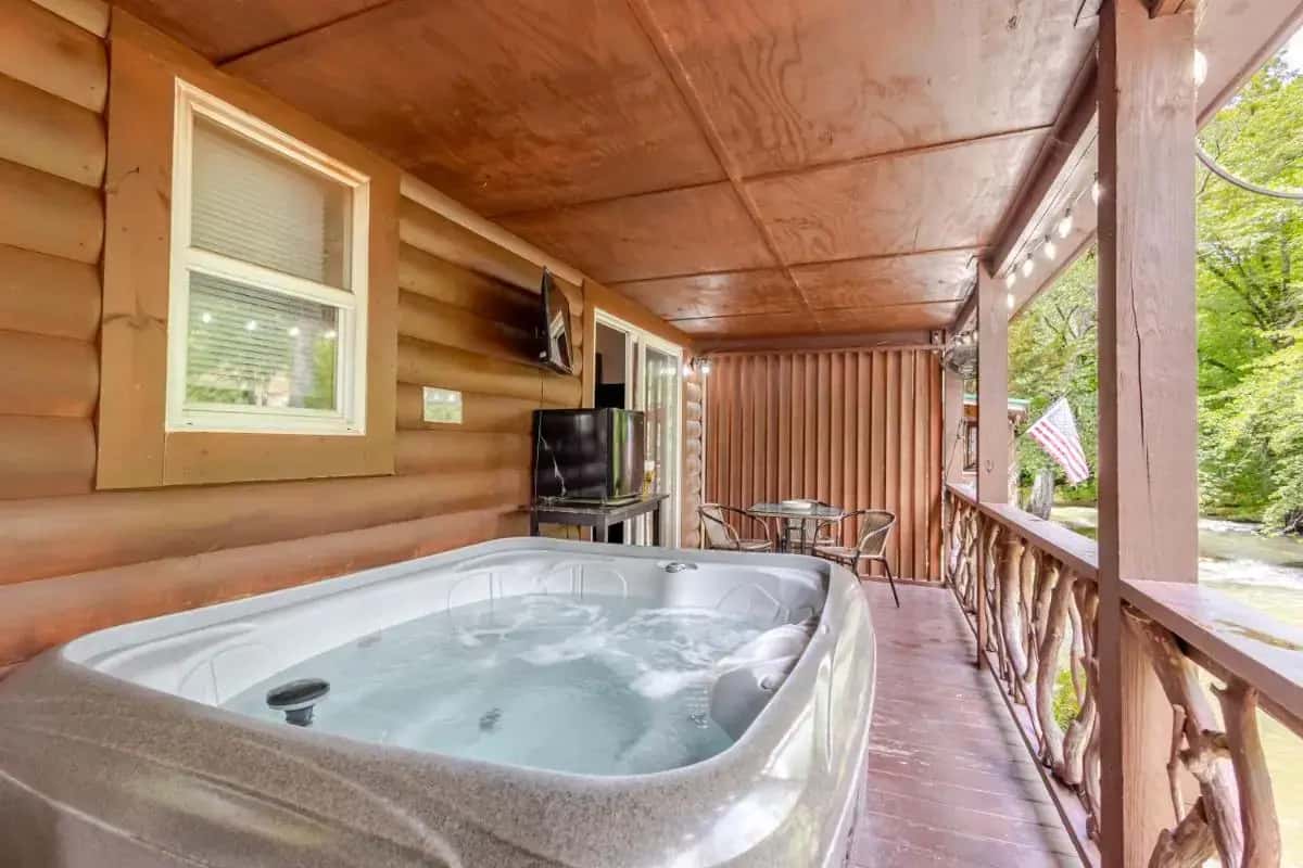 Private outdoor hot tub at Qualla Cabins and Motel Cherokee near Casino in Dillsboro, NC