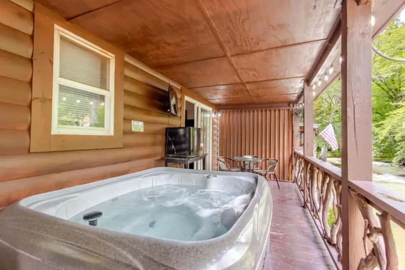 Private outdoor hot tub at Qualla Cabins and Motel Cherokee near Casino in Dillsboro, NC