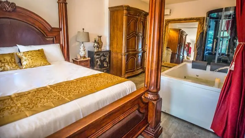 Hotels with jacuzzi in room in Julian