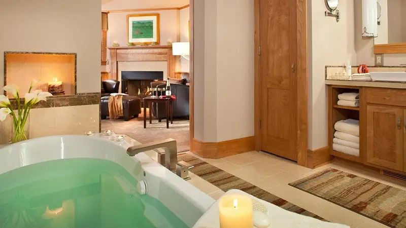 Hotels with jacuzzi in room in Lower Waterford