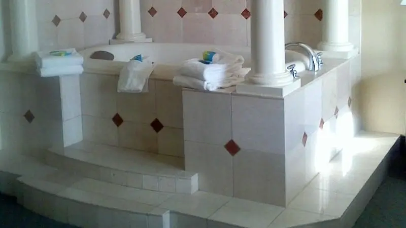 Hotels with jacuzzi in room in Covington
