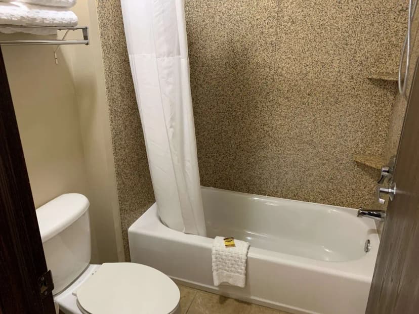 Hotels with jacuzzi in room in River Falls