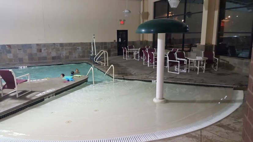 Hotels with jacuzzi in room in Bettendorf