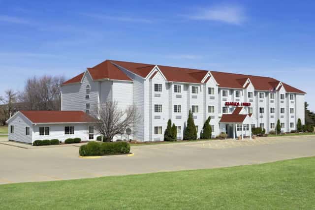 Ramada By Wyndham Bloomington I-55 And I-74 Il — guest room
