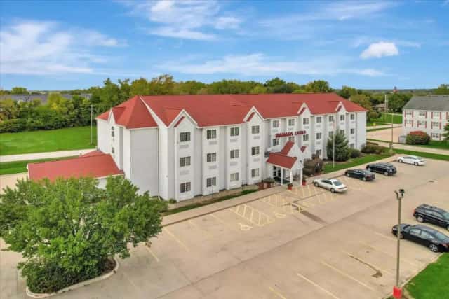 Ramada By Wyndham Bloomington I-55 And I-74 Il — guest room